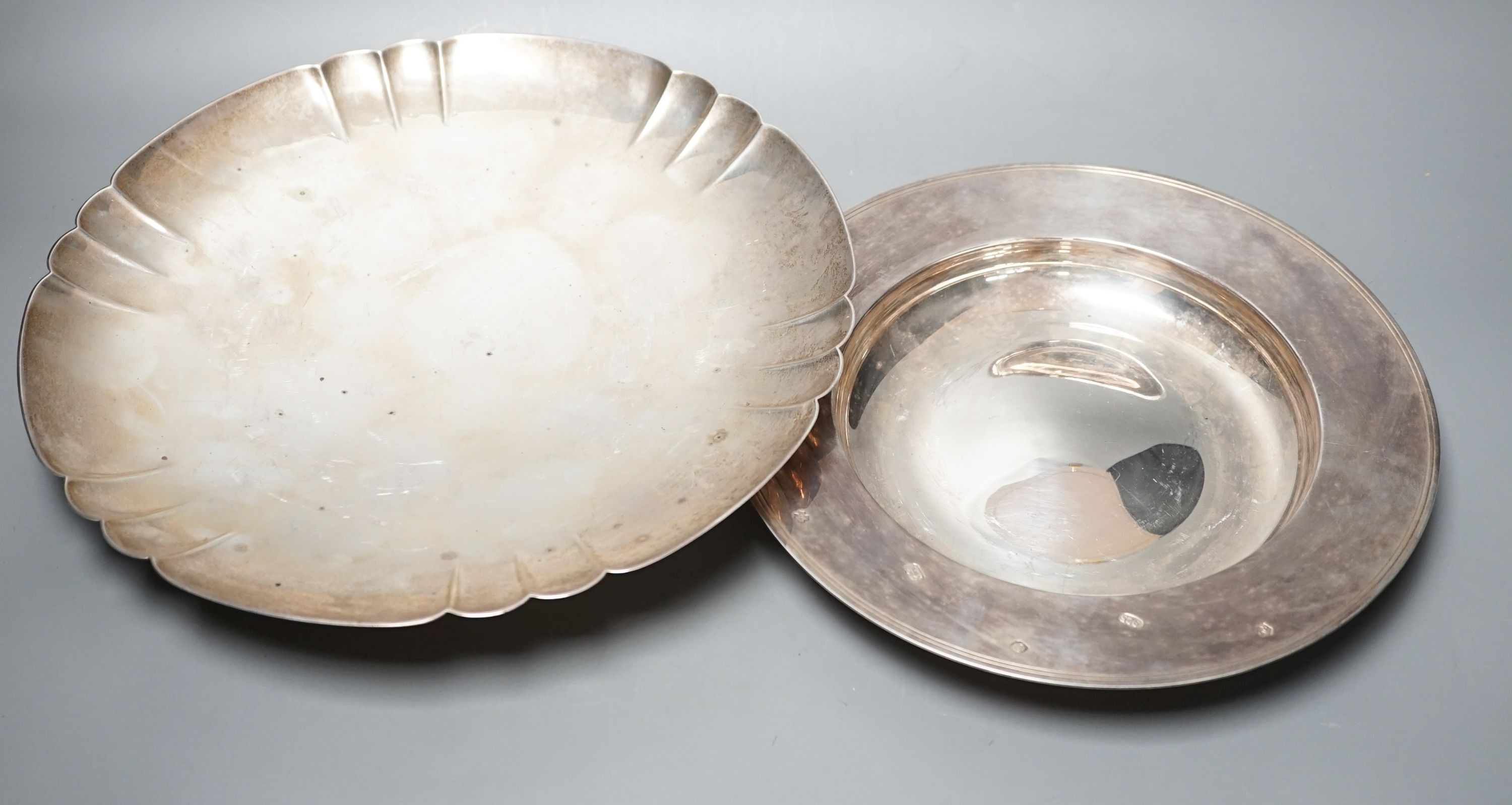 A 1930's silver shallow dish, by Edward Barnard & Sons Ltd, 30.4cm and a later modern silver armada dish, 25.4cm